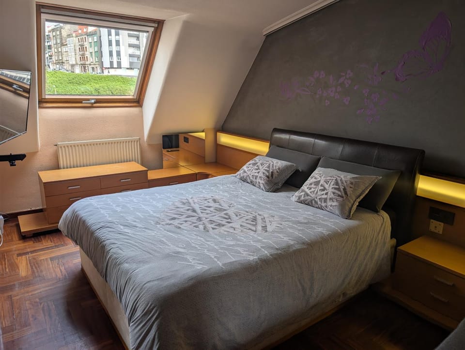 Photo of the whole room, Bedroom