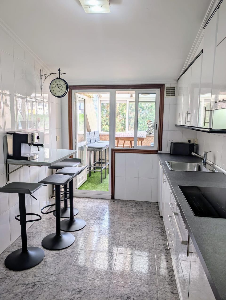 Kitchen or kitchenette, Dining area, dishwasher, stove