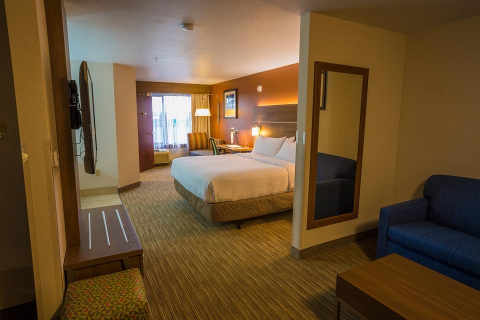 Bed, Photo of the whole room, Seating area, Bedroom