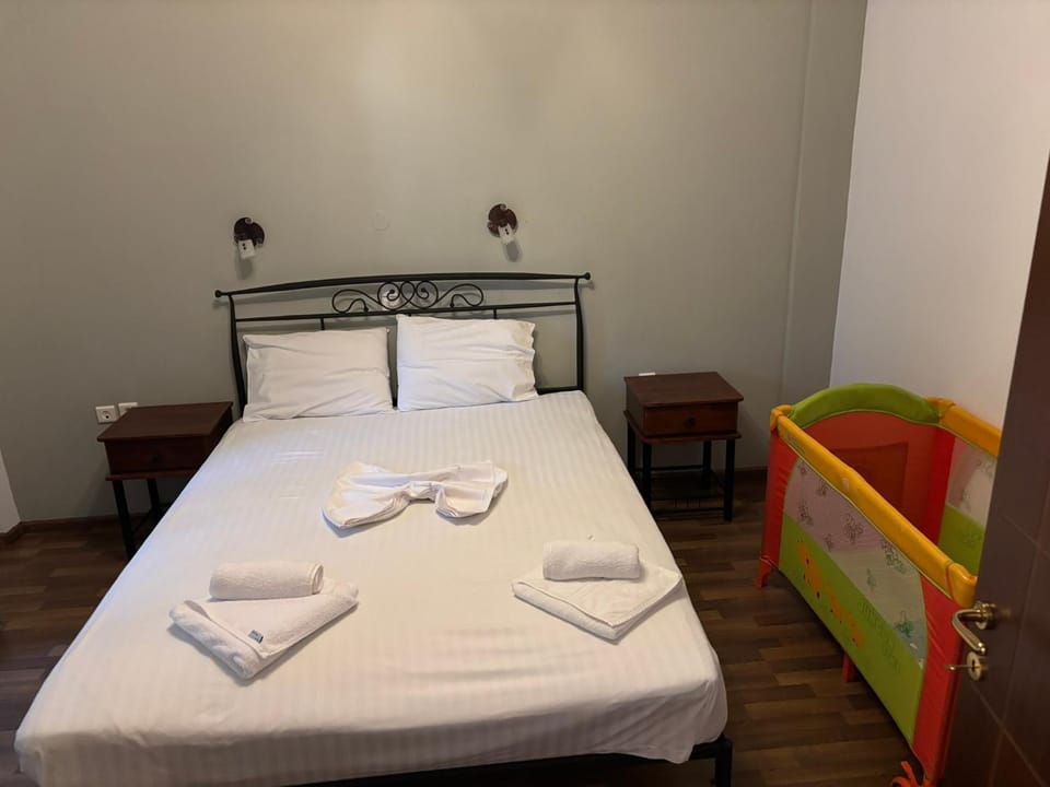 Bedroom, cot, Family, flat iron, hair dryier, internet, washing machine, kitchen