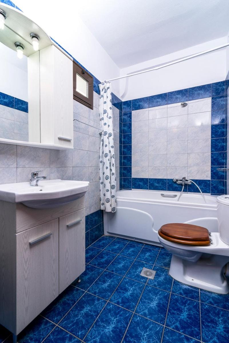 Shower, Toilet, Bathroom, Bath, towels