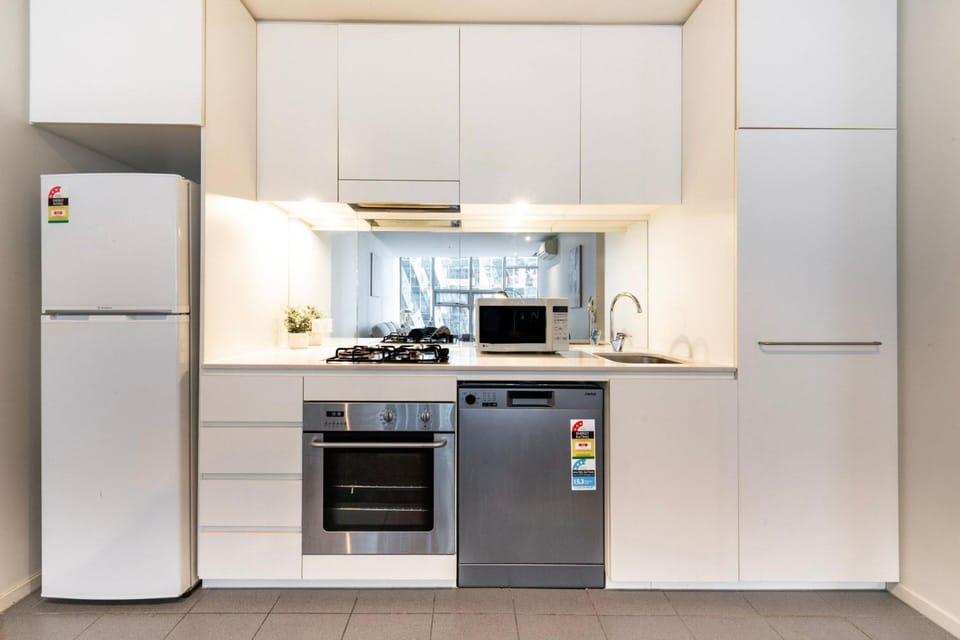 Stylish City Apartment on McCrae - Skyline Views Apartment in Southbank