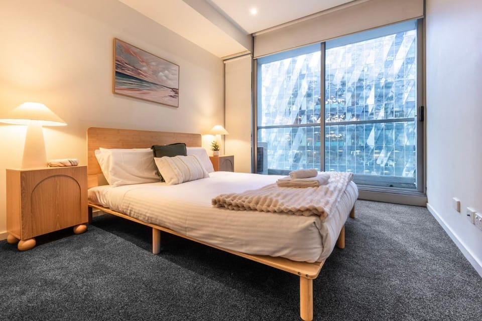 Stylish City Apartment on McCrae - Skyline Views Apartment in Southbank