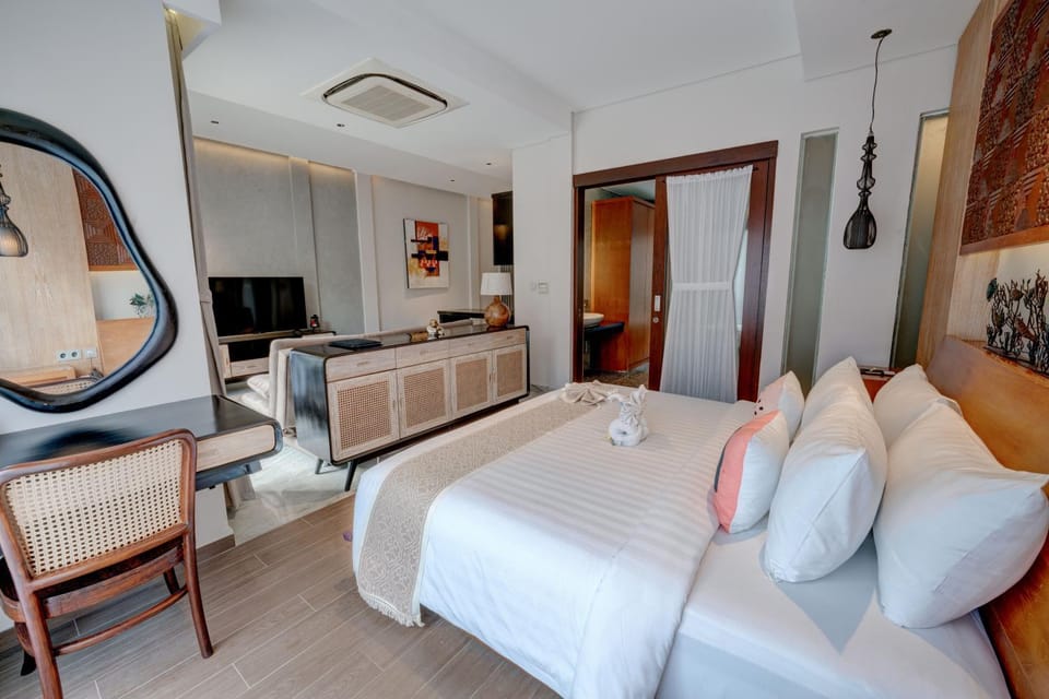 Bed, TV and multimedia, Living room, Photo of the whole room, Seating area, Bedroom