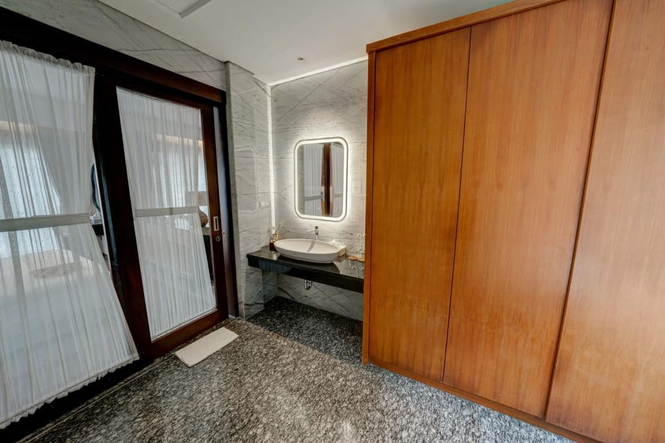 Bathroom, wardrobe