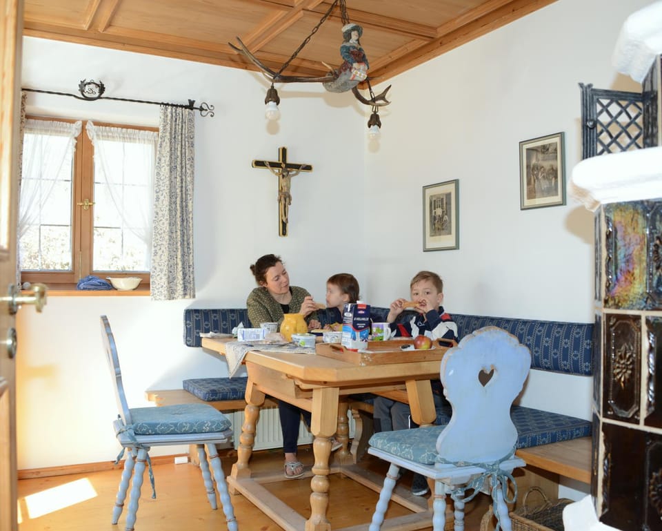 Restaurant/places to eat, Seating area, Dining area, Family