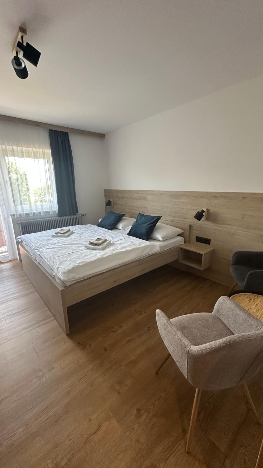 Bed, Living room, Photo of the whole room, Seating area, Bedroom