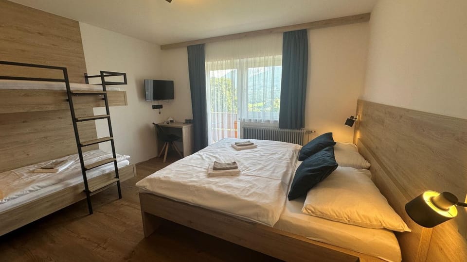 Bed, TV and multimedia, Photo of the whole room, Bedroom, bunk bed, towels