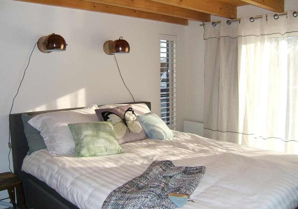Bed, Photo of the whole room, Decorative detail, Bedroom