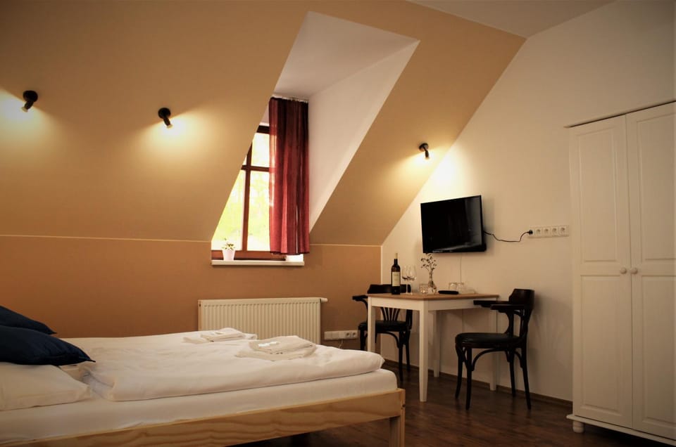 Bed, TV and multimedia, Photo of the whole room, Bedroom