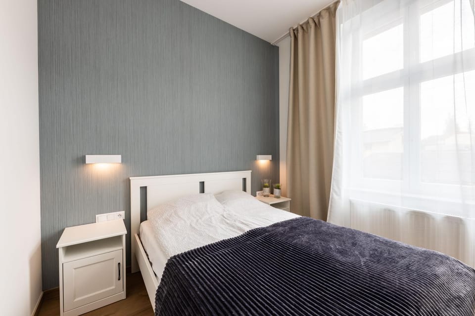 Bed, Seating area, Bedroom