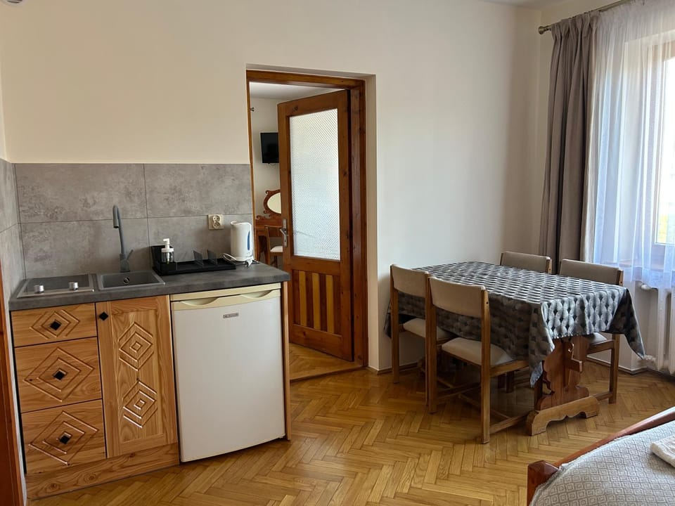 Kitchen or kitchenette, Seating area, Dining area, stove