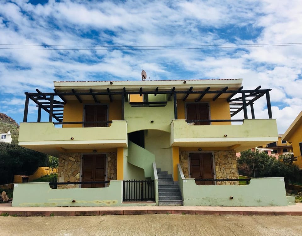 Property building, Nearby landmark, Restaurant/places to eat, Neighbourhood, Natural landscape, Beach, Area and facilities, Supermarket/grocery shop