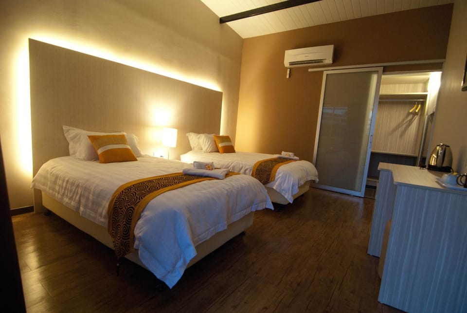 Photo of the whole room, Bedroom, air conditioner