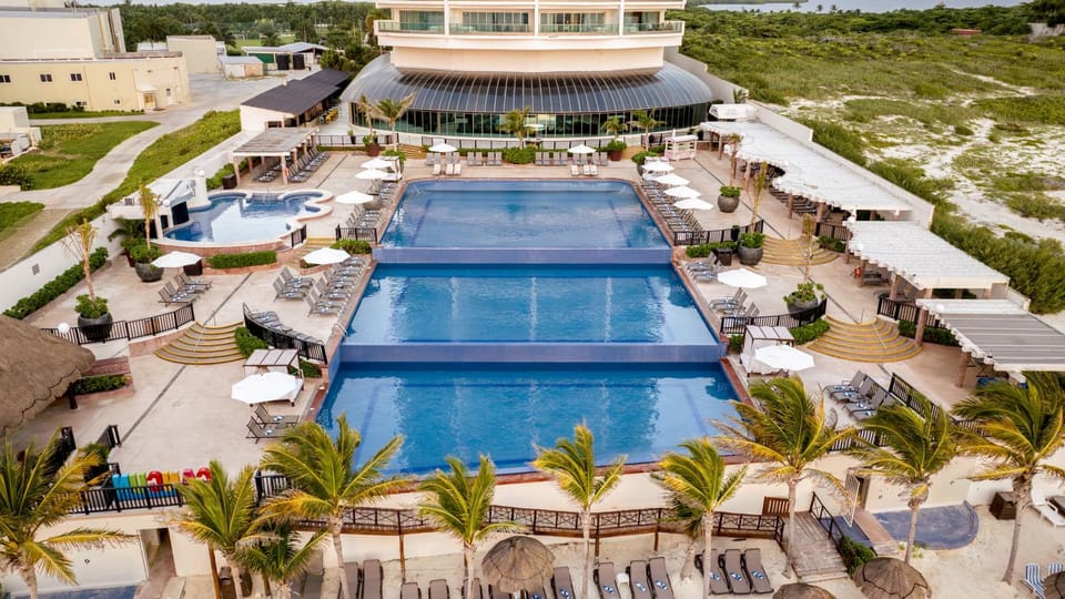 Property building, Bird's eye view, View (from property/room), Pool view, Swimming pool