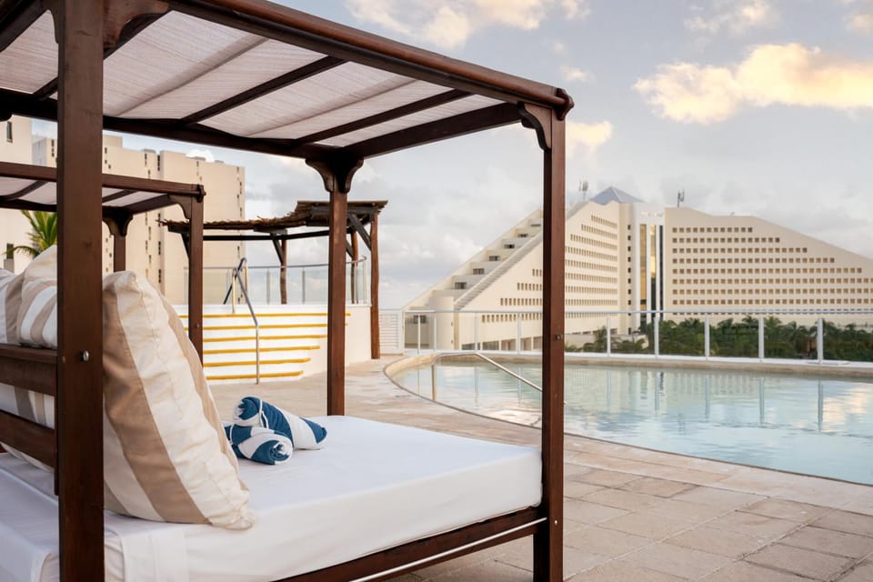 Pool view, Swimming pool, sunbed