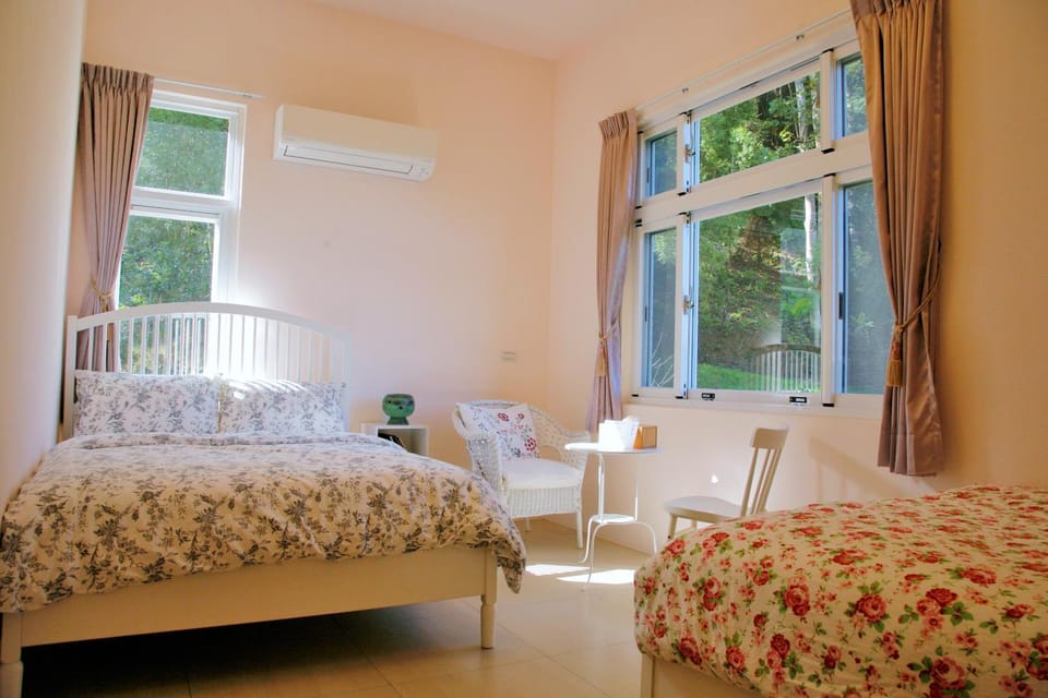 Bed, Day, Natural landscape, Summer, Photo of the whole room, Decorative detail, Decorative detail, Bedroom, On site, Mountain view, Mountain view, bunk bed, Family