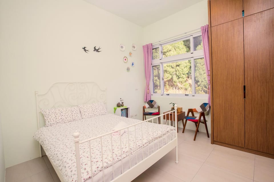 Bed, Photo of the whole room, Decorative detail, Garden view, Mountain view