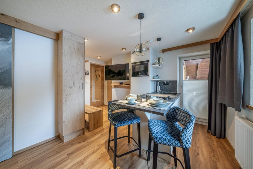 TV and multimedia, Kitchen or kitchenette, Dining area, oven, stove