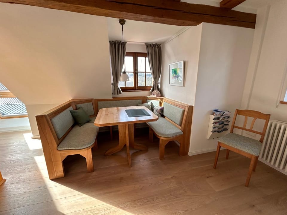 Seating area, Breakfast