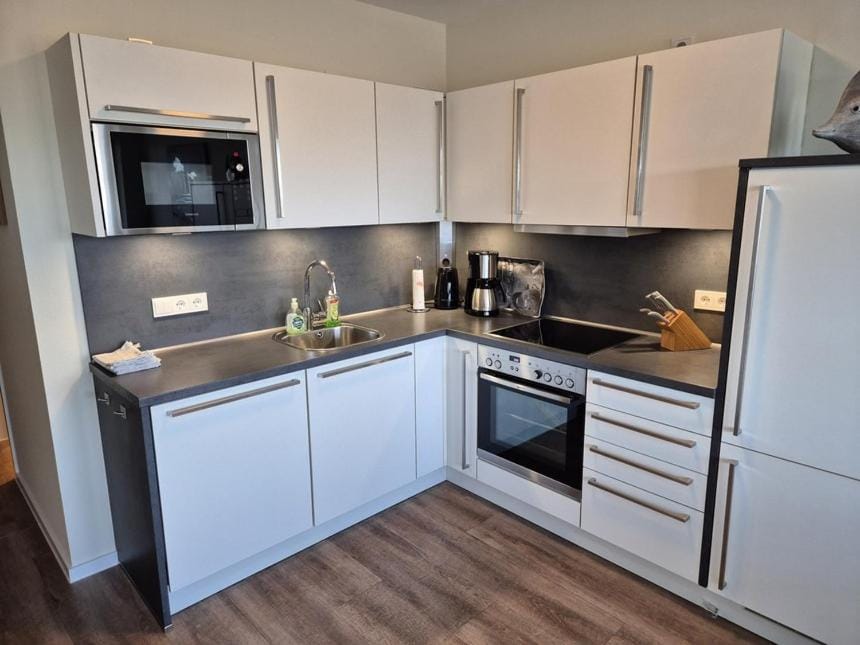Coffee/tea facilities, Kitchen or kitchenette, dishwasher, oven, stove