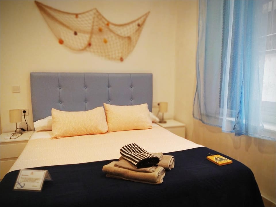 Bed, Photo of the whole room, Decorative detail, Bedroom