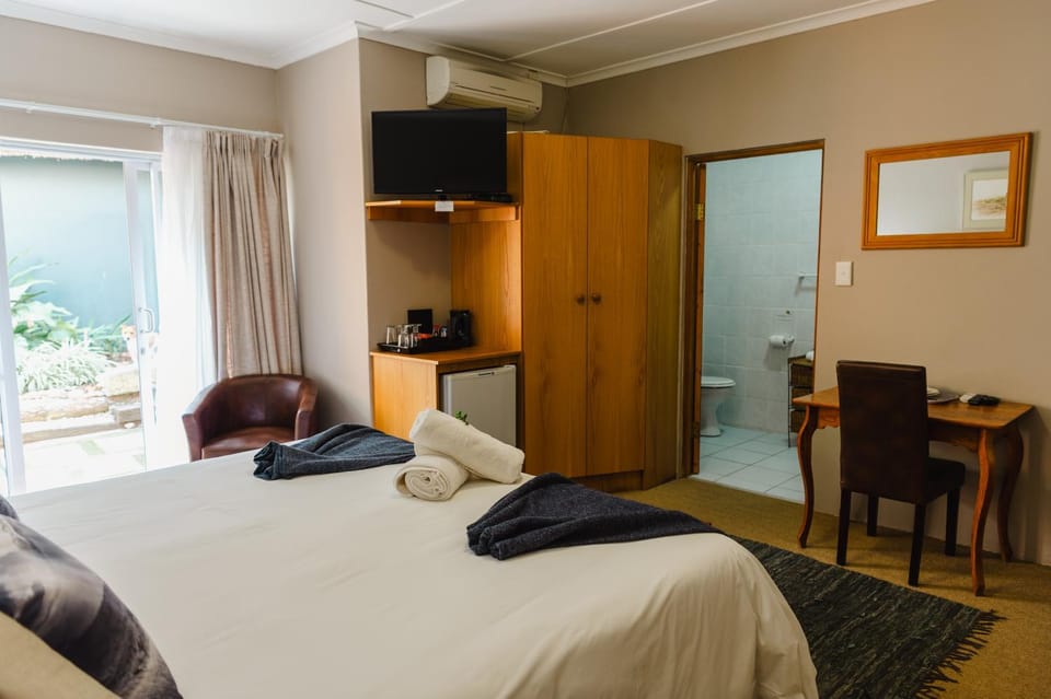 Toilet, Bed, wardrobe, air conditioner