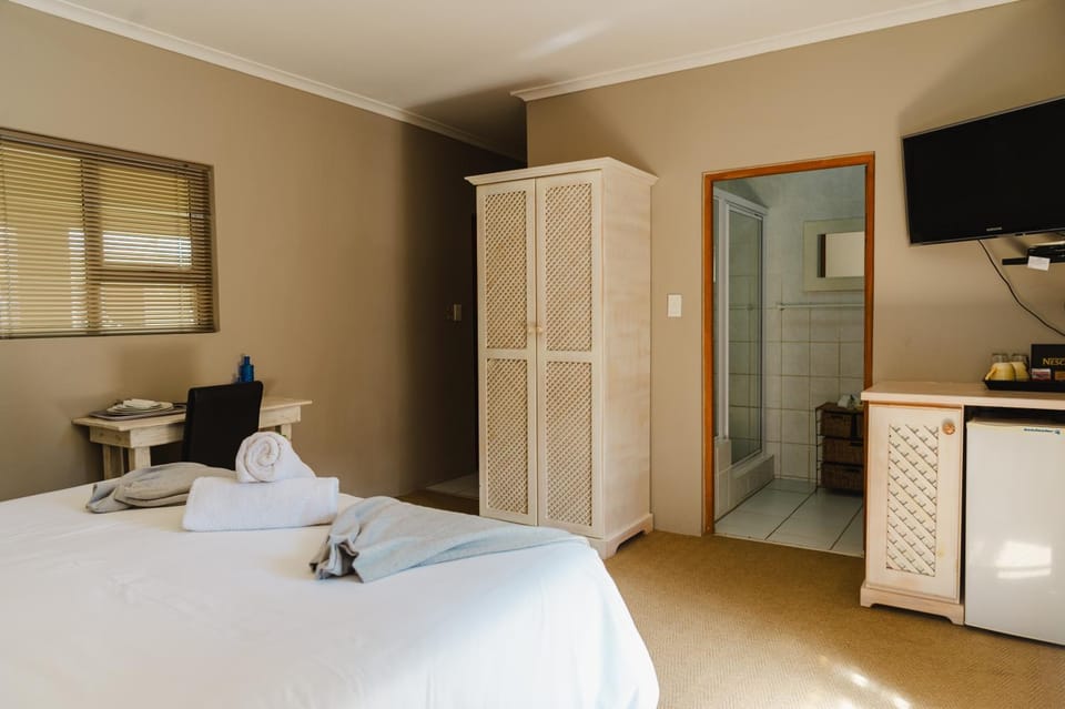 Bed, Bathroom, TV and multimedia, Bedroom, towels, wardrobe