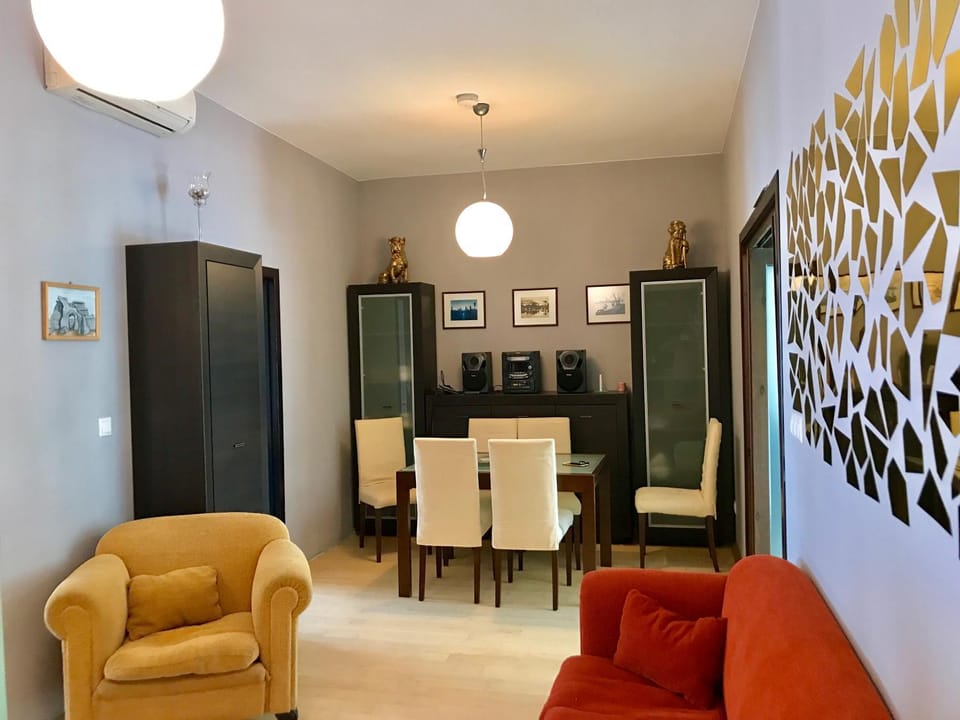 Living room, Photo of the whole room, Seating area, Dining area, On site