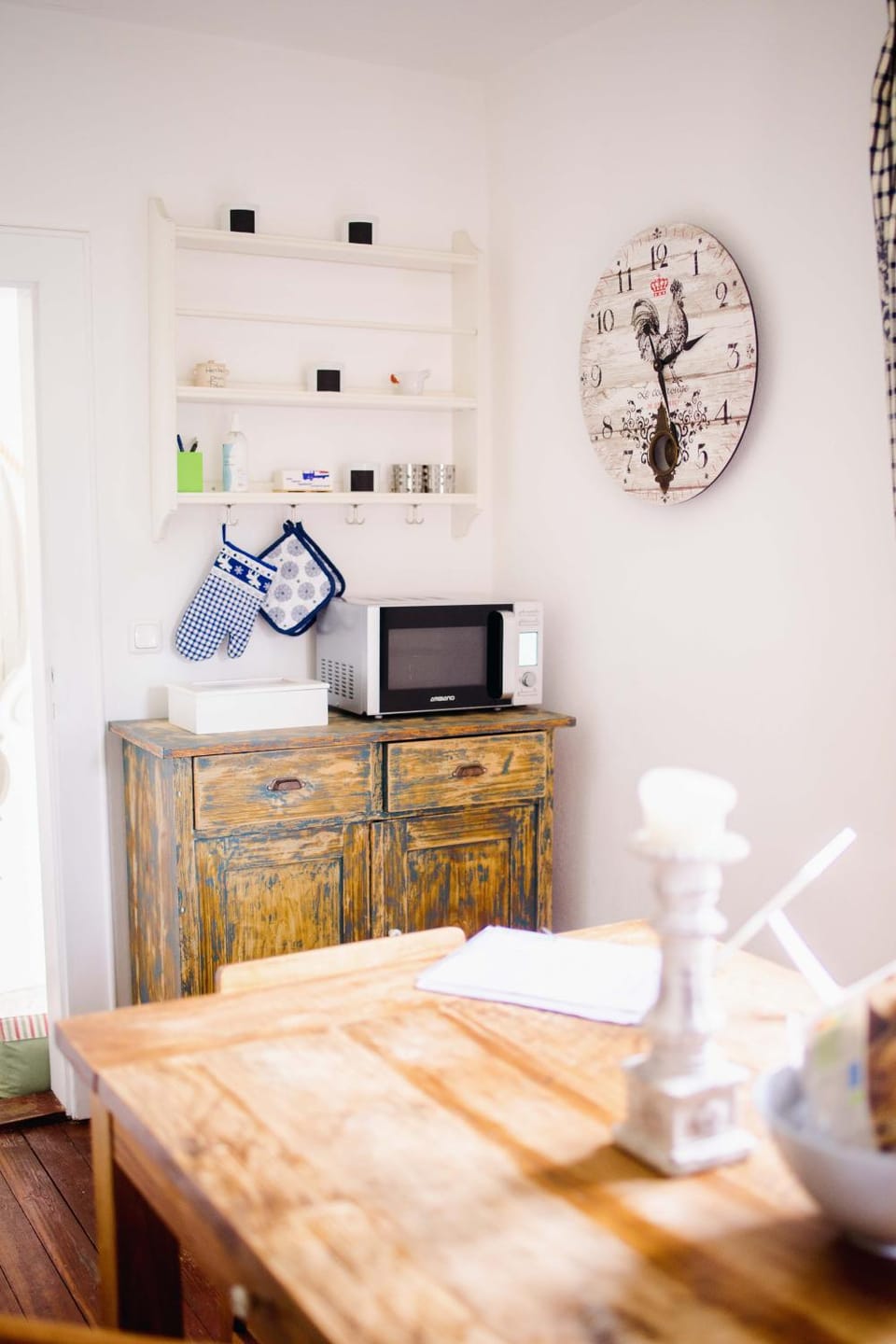 Kitchen or kitchenette, minibar