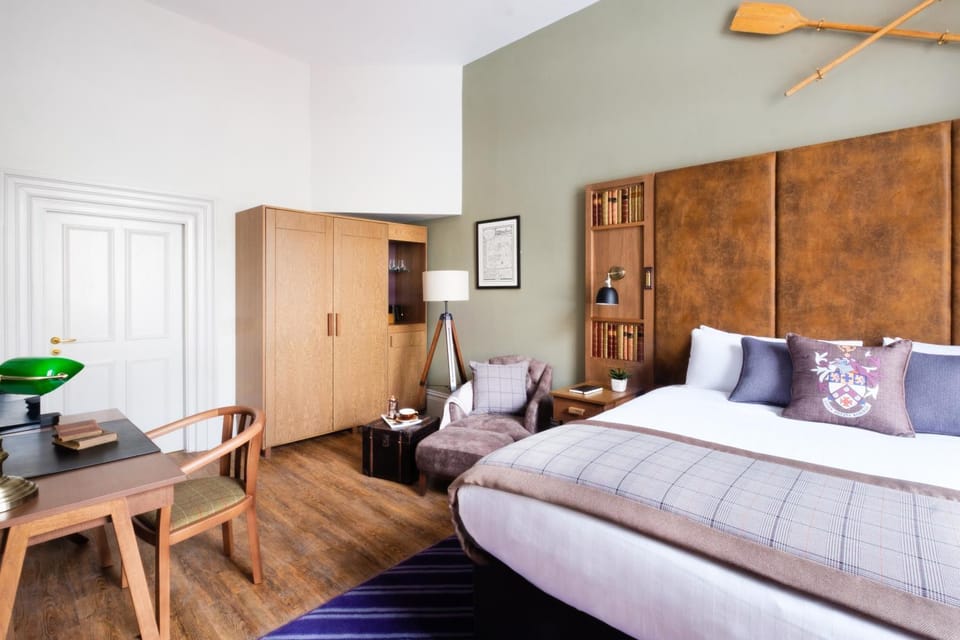 Bed, Photo of the whole room, Seating area, Bedroom, wardrobe