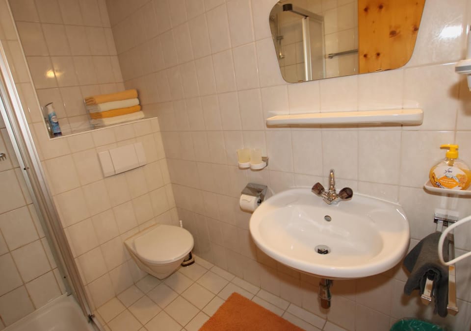 Toilet, Bathroom, towels