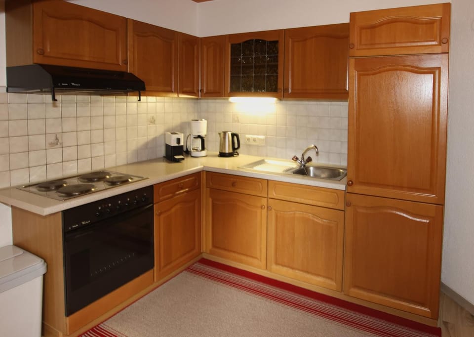 Coffee/tea facilities, Kitchen or kitchenette, stove