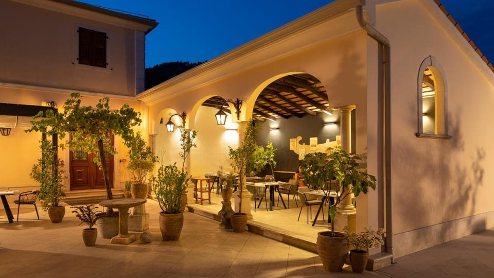 Property building, Patio, Restaurant/places to eat, Night