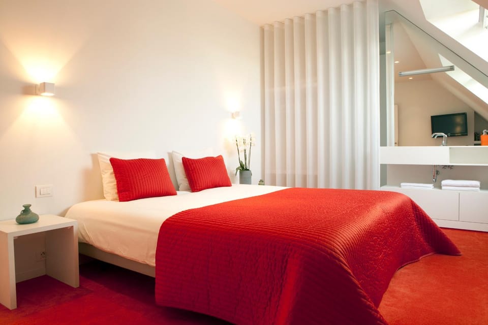 Bed, TV and multimedia, Bedroom