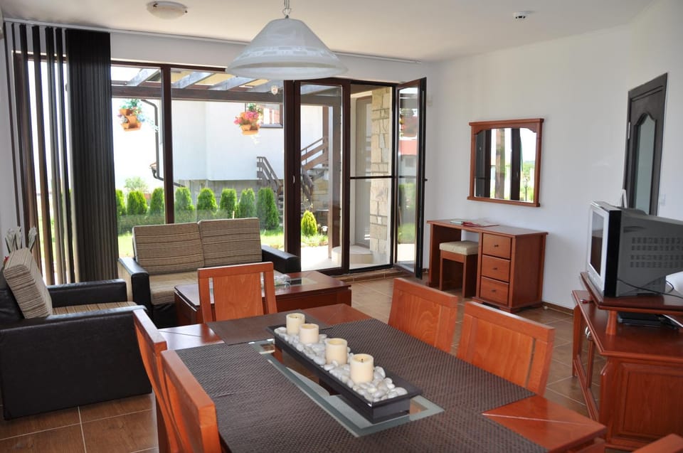 Living room, Dining area
