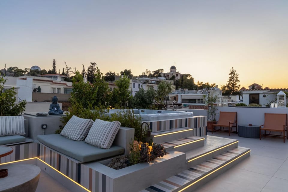 View (from property/room), Balcony/Terrace, Seating area, City view