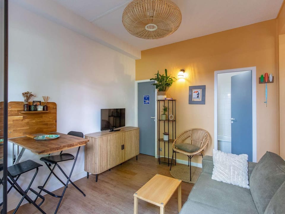 Charmant T2 avec terrasse à 50m du centre de Cauterets, 4 pers, casier à ski, proche pistes - FR-1-401-90 Apartment in Cauterets