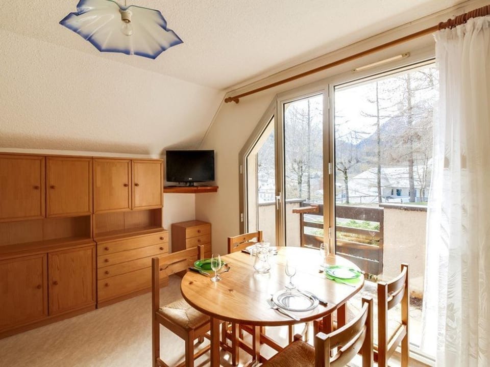 Duplex cosy pour 5 pers., balcon sud, parking, proche centre et remontées, navette hivernale - FR-1-401-82 Apartment in Cauterets