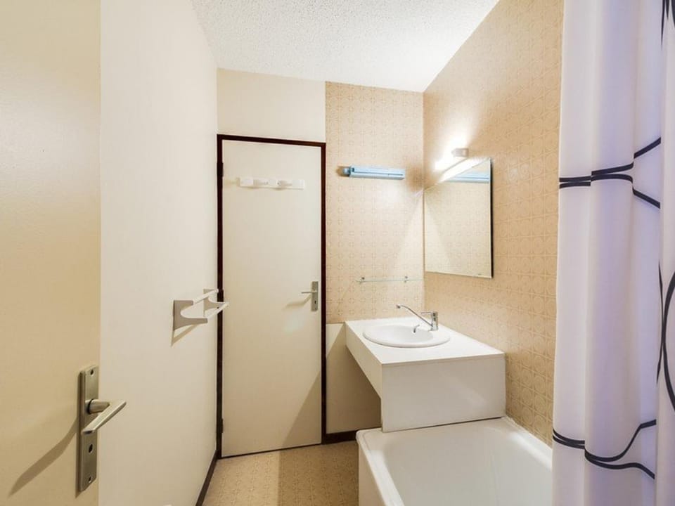 Appartement T2 avec balcon, parking privé, proche du centre et des remontées mécaniques - FR-1-401-92 Apartment in Cauterets