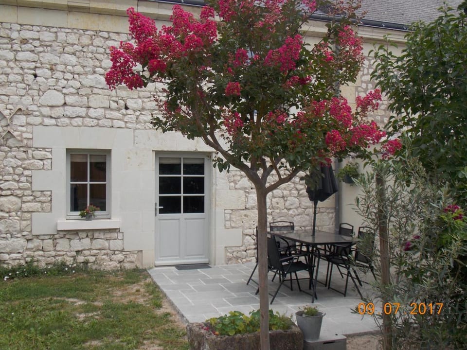Gîte confortable à Huismes, proche de Chinon avec cour fermée Country House in Centre-Val de Loire