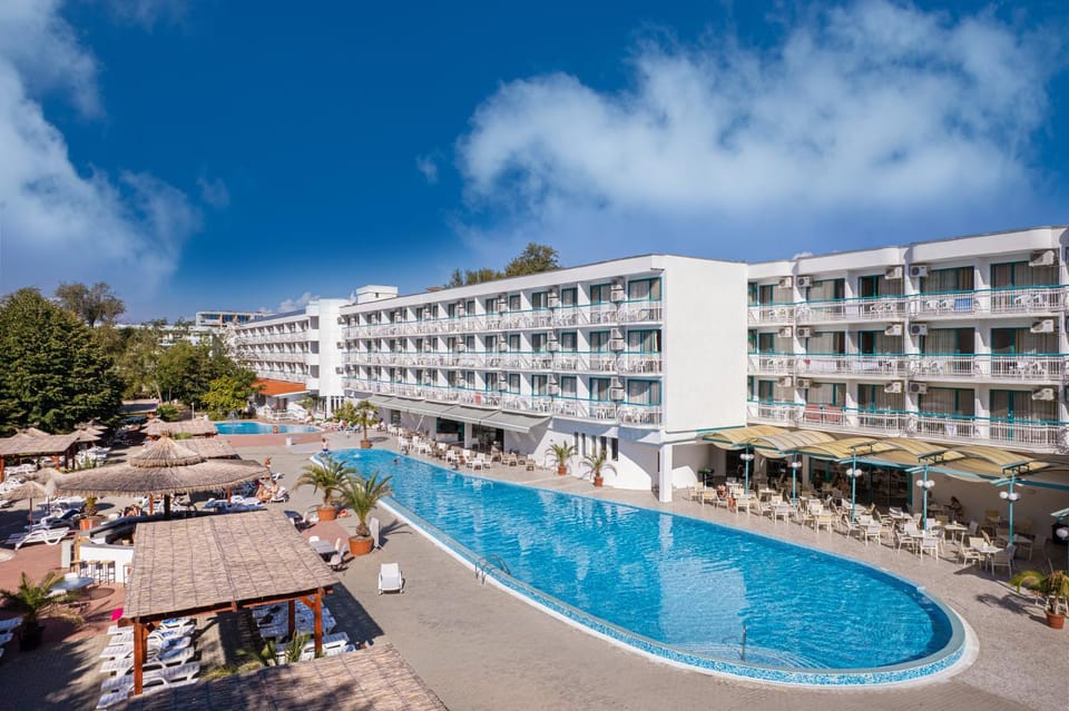 Balcony/Terrace, Pool view, Swimming pool, sunbed