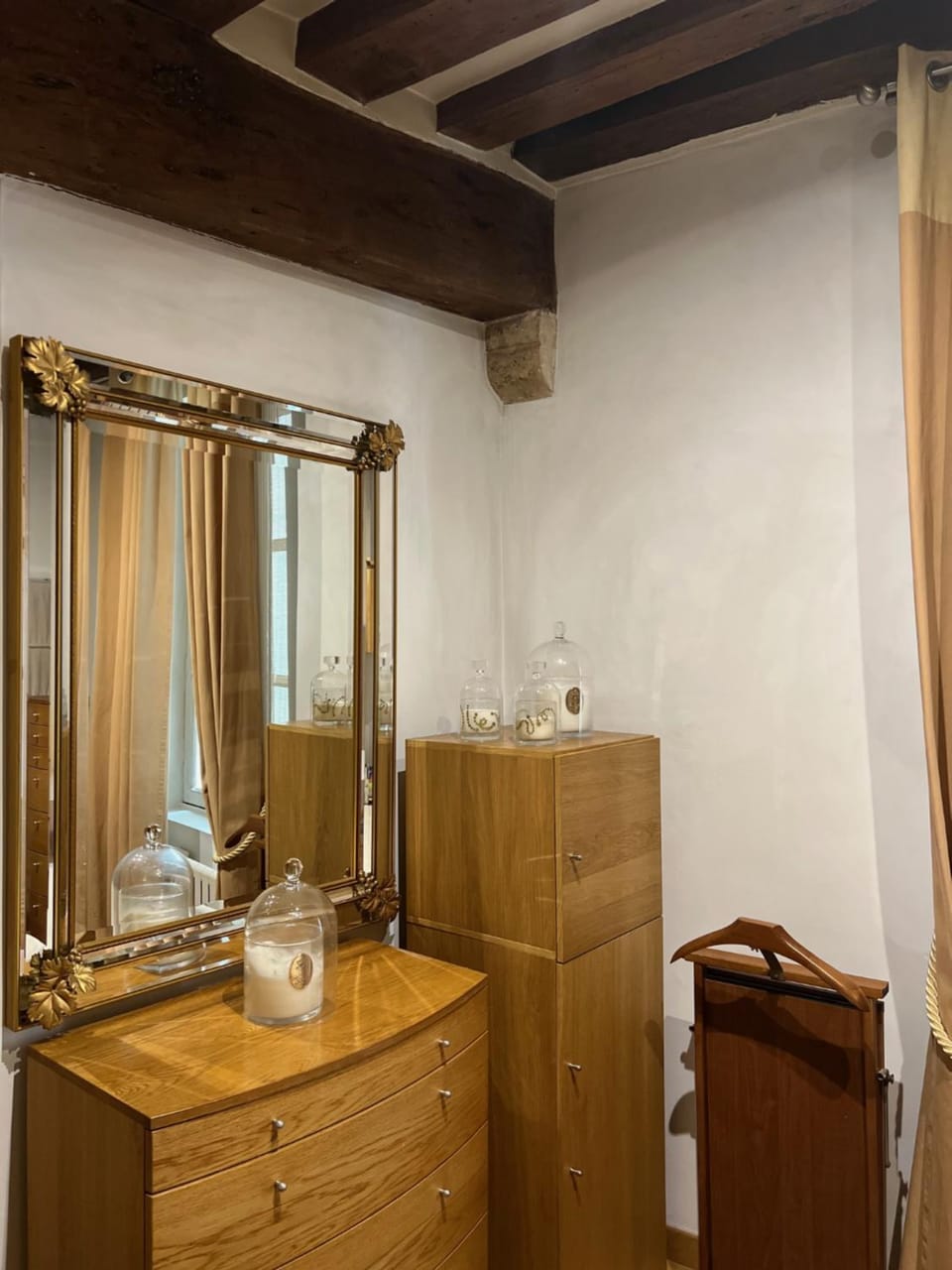 Photo of the whole room, Bedroom, hair dresser, wardrobe
