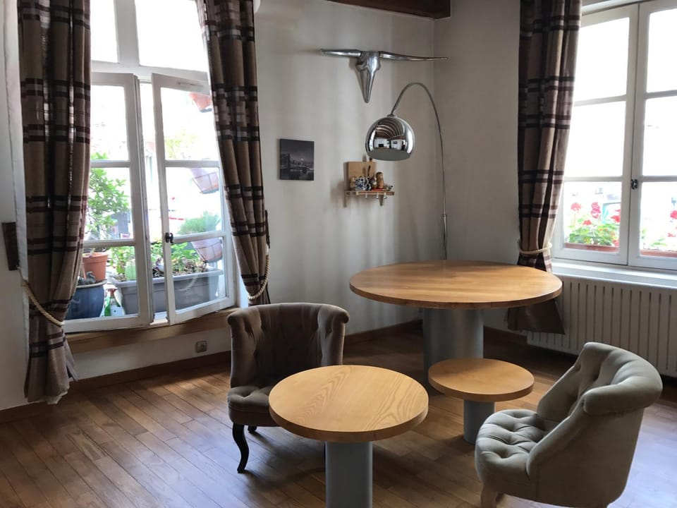 Living room, Seating area, Dining area