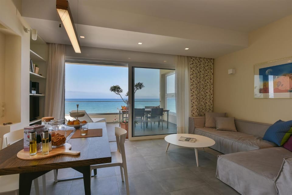 Living room, Dining area, Sea view
