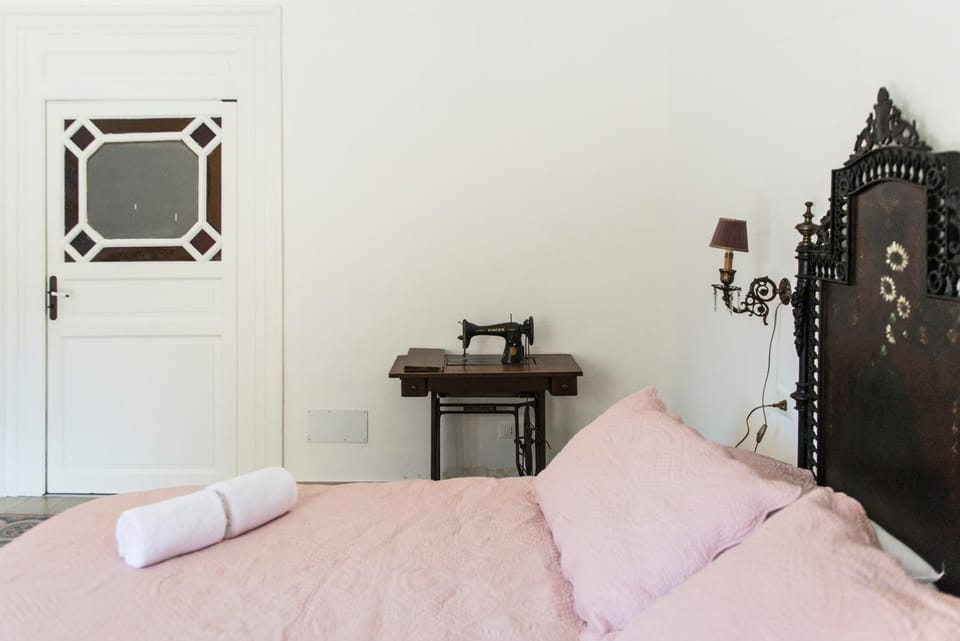 Bed, Other, Photo of the whole room, Decorative detail, Decorative detail, Bedroom