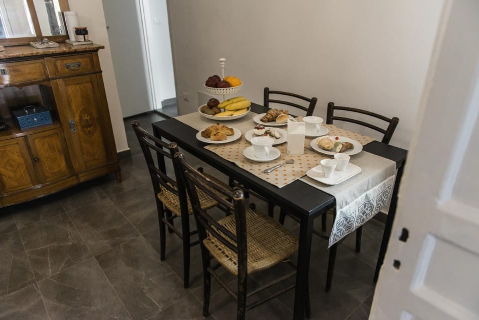 Kitchen or kitchenette, Living room, Dining area, Breakfast