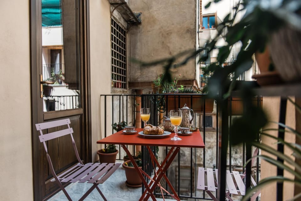 Property building, Patio, Patio, Balcony/Terrace, Living room, Food and drinks, Floor plan, Dining area, City view, Inner courtyard view