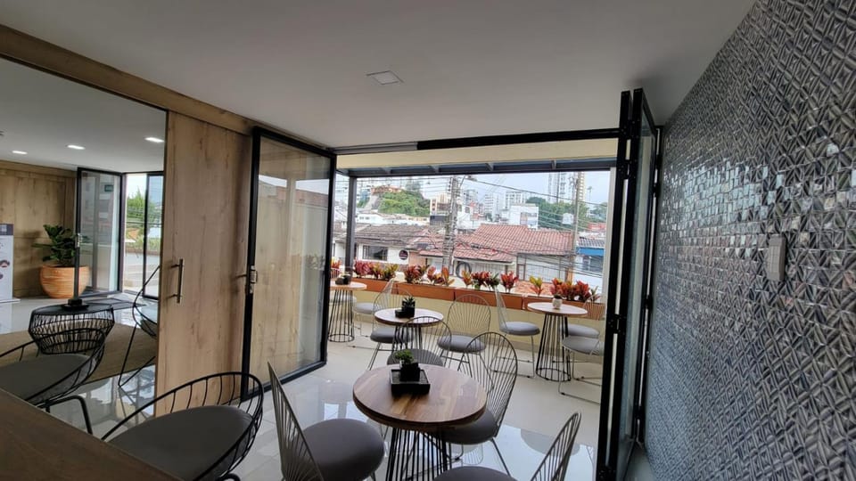 Restaurant/places to eat, Balcony/Terrace