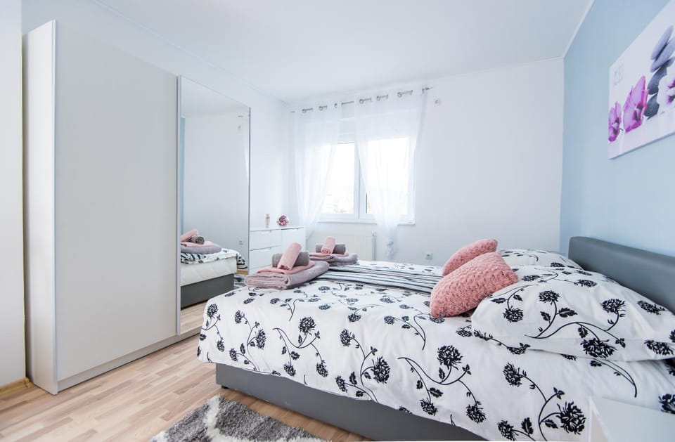 Bed, Decorative detail, Bedroom, City view, Mountain view, Street view